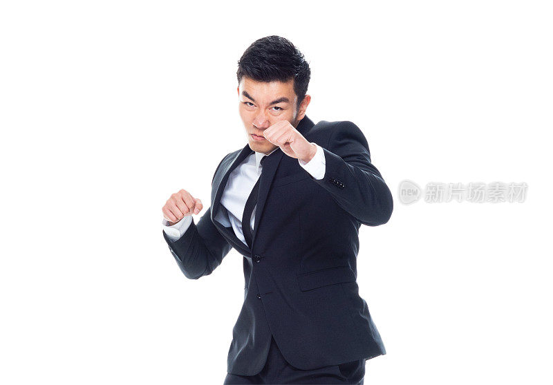一名男子/一人/正面/腰部以上20-29岁的成年英俊的中国人/东亚民族男性/年轻男子站谁是认真的，显示拳头谁是在战斗姿态/战斗/出拳